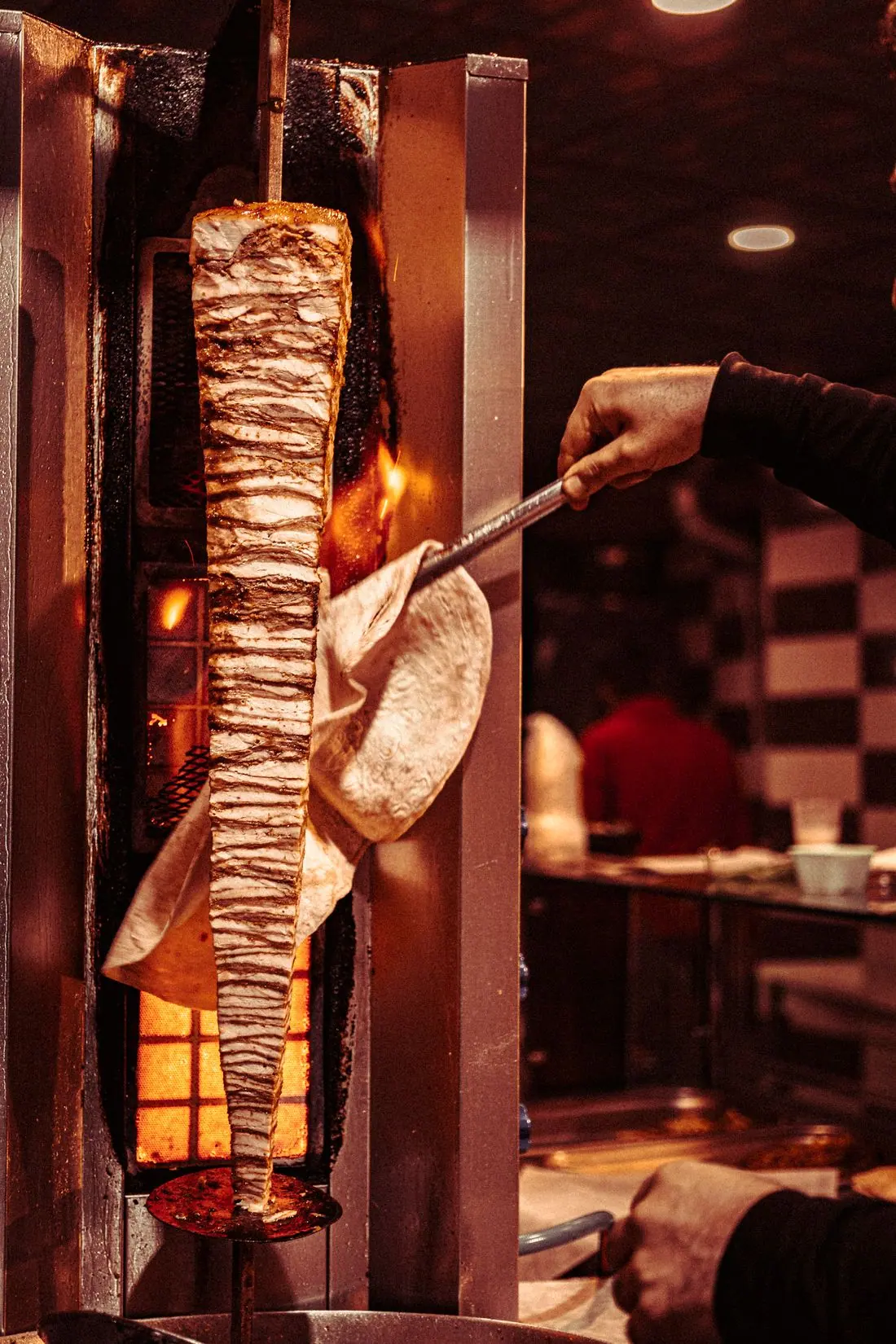 La broche de döner devant la flamme