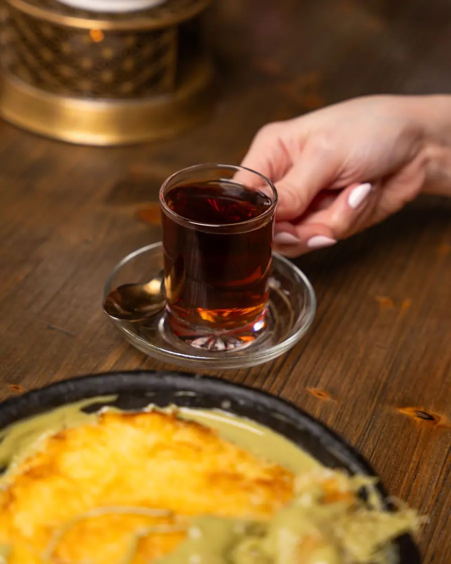 Le çay servi en verre tulipe
