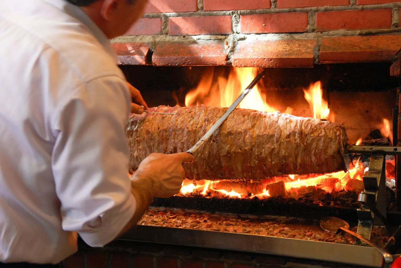 Le döner devant le feu de bois